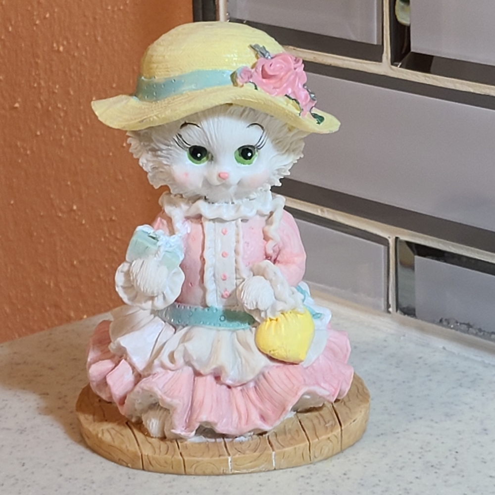 Victorian Kitten Figurine super cute Knick knack